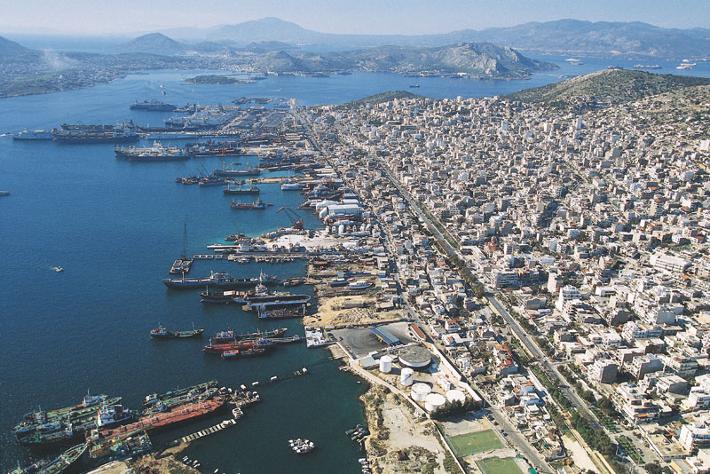 Πυρκαγιά σε φορτηγίδα στο Πέραμα – ΤΩΡΑ