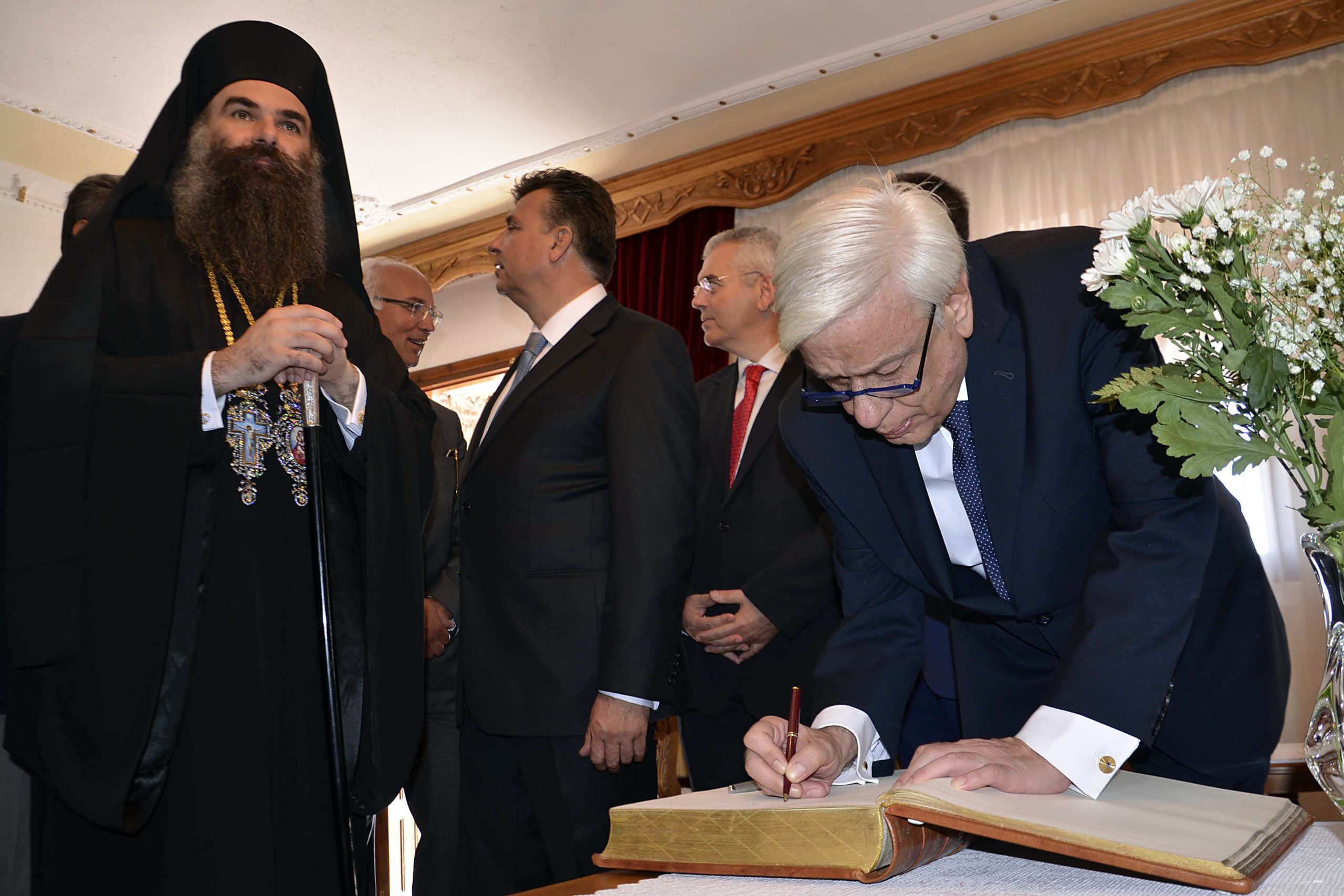 Το σημείωμα του Παυλόπουλου στην Ελασσόνα – ΦΩΤΟ