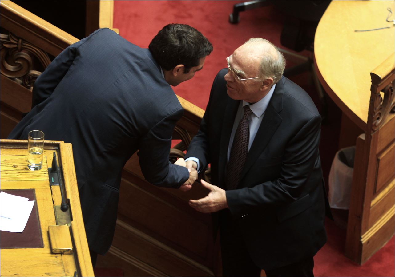 Η θερμή χειραψία και τα χαμόγελα Τσίπρα – Λεβέντη – ΦΩΤΟ