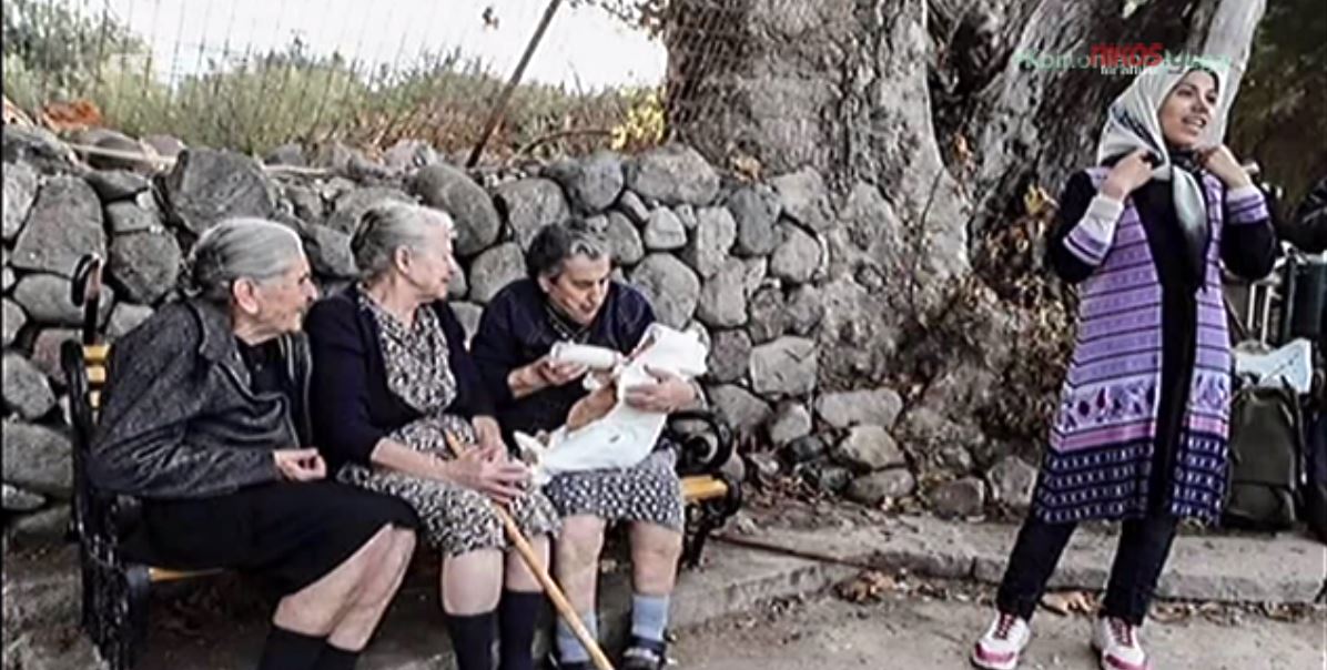 Συγκλονίζουν οι γιαγιάδες που τάιζαν το προσφυγόπουλο στη Μυτιλήνη – ΒΙΝΤΕΟ