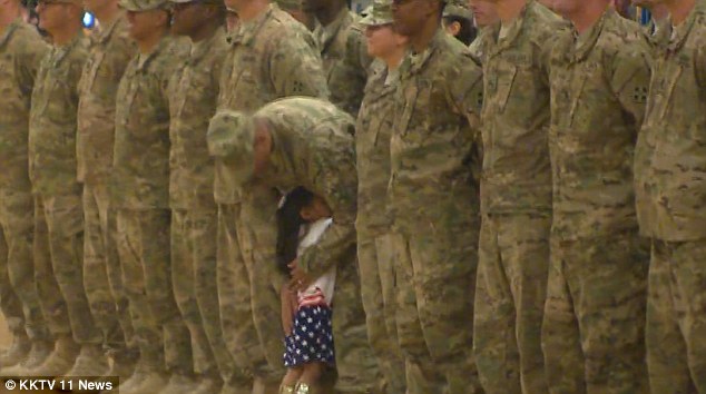 Η αγκαλιά του μικρού κοριτσιού που διέκοψε μια στρατιωτική τελετή – ΒΙΝΤΕΟ