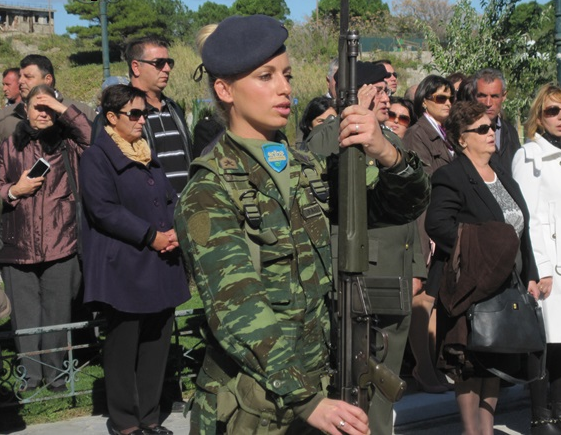 Η εντυπωσιακή ξανθιά στρατιωτικός στην παρέλαση της Λήμνου – ΦΩΤΟ