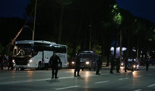 Επιτέθηκαν με πέτρες στο λεωφορείο της εθνικής Σερβίας στα Τίρανα – ΦΩΤΟ