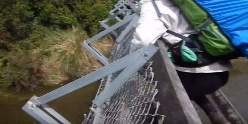 Κατέρρευσε γέφυρα κάτω από τα πόδια τους – ΒΙΝΤΕΟ