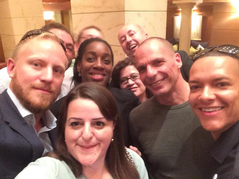 Η selfie του Βαρουφάκη με τα στελέχη του Κόρμπιν – ΦΩΤΟ