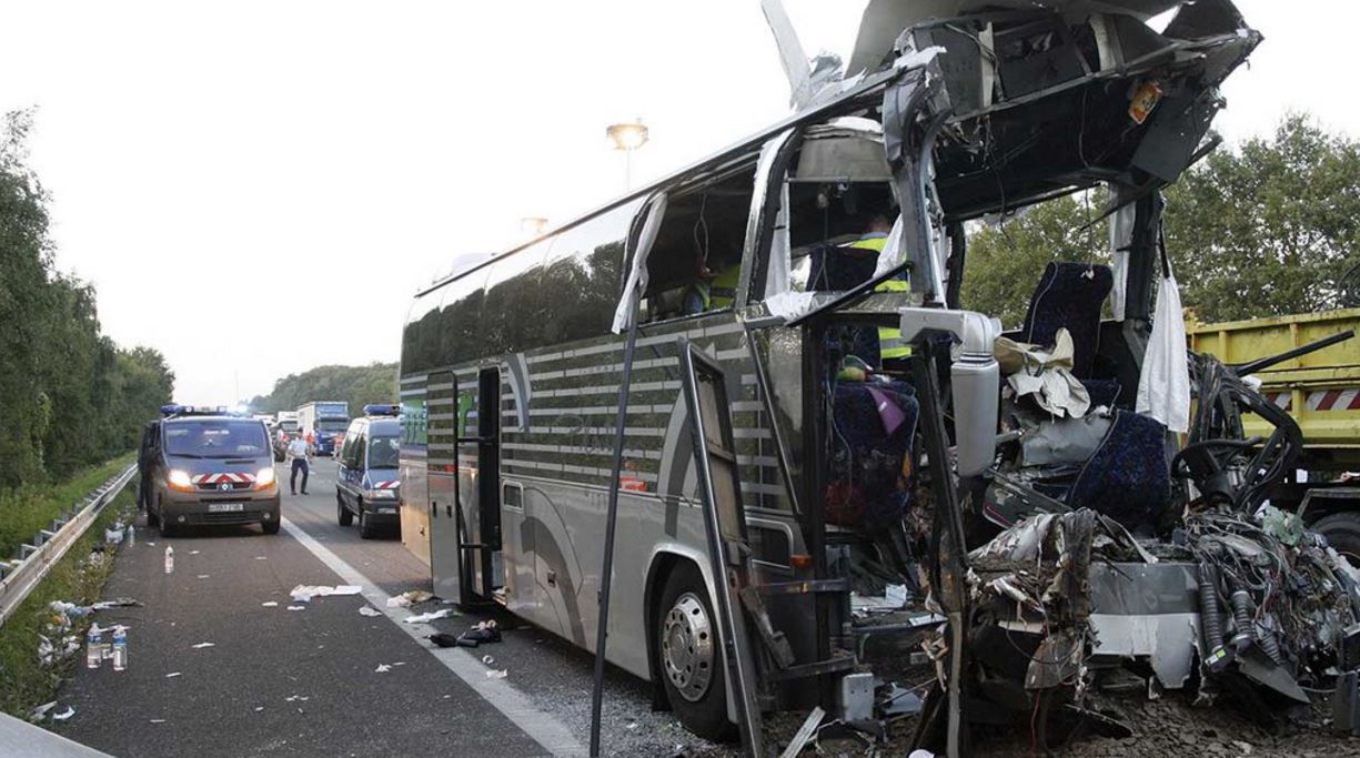 Ξεκίνησαν οι έρευνες για το πολύνεκρο τροχαίο στη Γαλλία