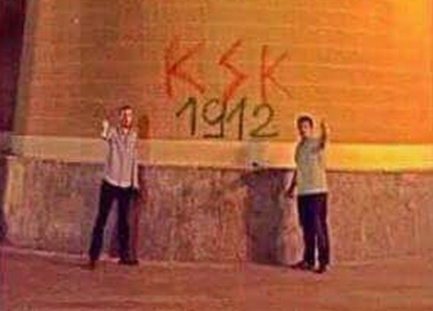 Συνθήματα σε τοίχους της Αθήνας από οπαδούς της Καρσίγιακα – ΦΩΤΟ