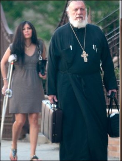 “Με άφησε έγκυο” καταγγέλλει η ερωμένη του ομογενή ιερέα