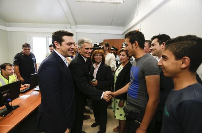 Ο χαιρετισμός του Τσίπρα με τους πρόσφυγες στη Λέσβο – ΦΩΤΟ