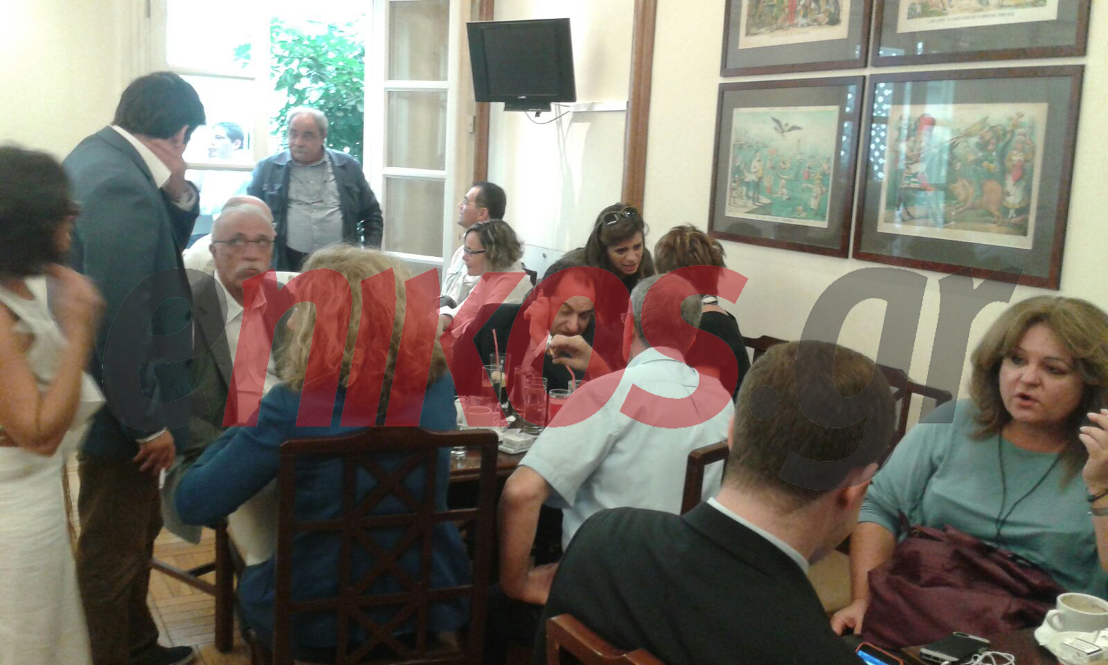 Μίνι υπουργικό στο καφενείο της Βουλής – ΦΩΤΟ