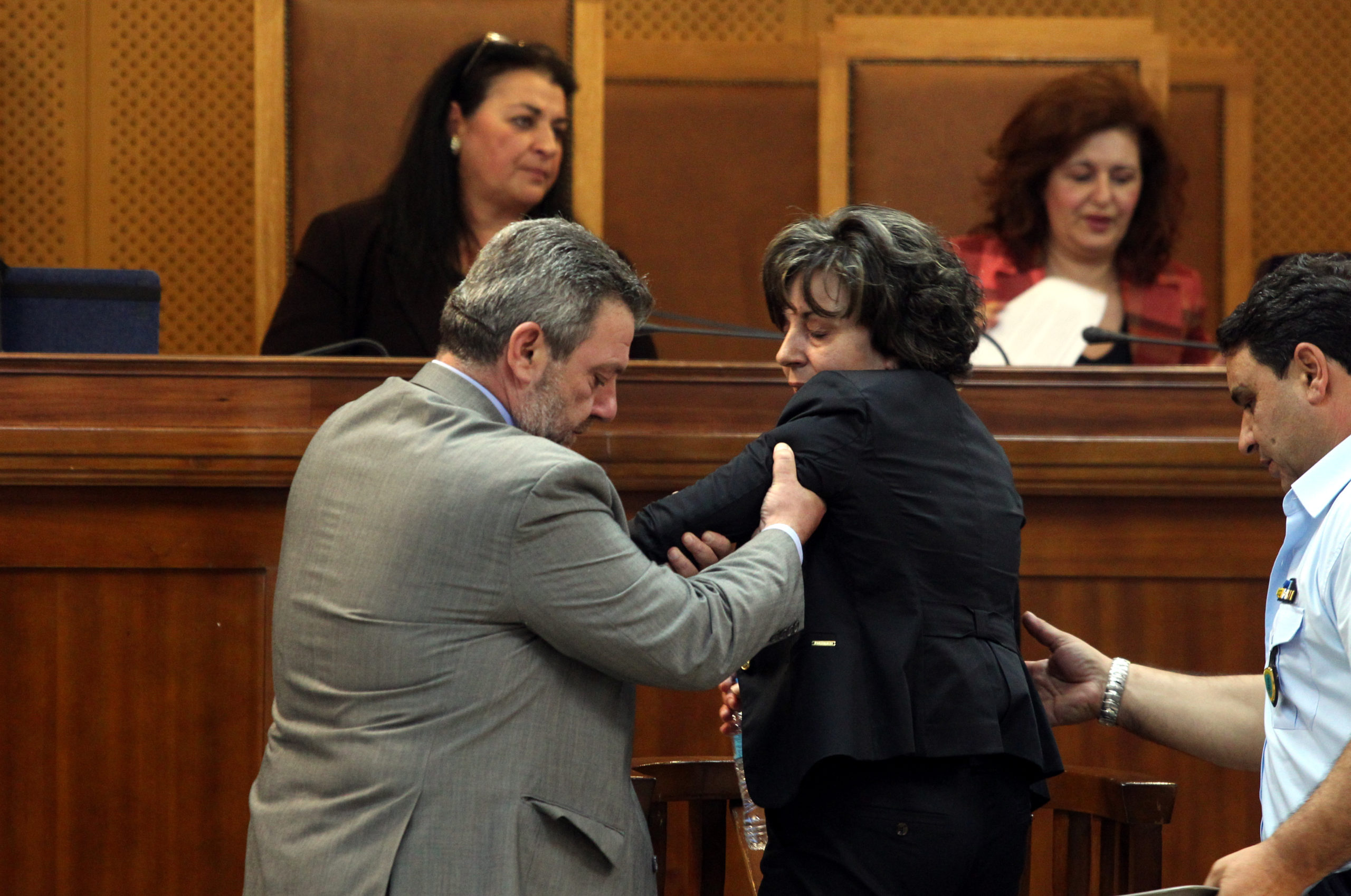 Ένταση στη δίκη της Χ.Α – Η Μάγδα Φύσσα δεν άντεξε στην εικόνα του Ρουπακιά