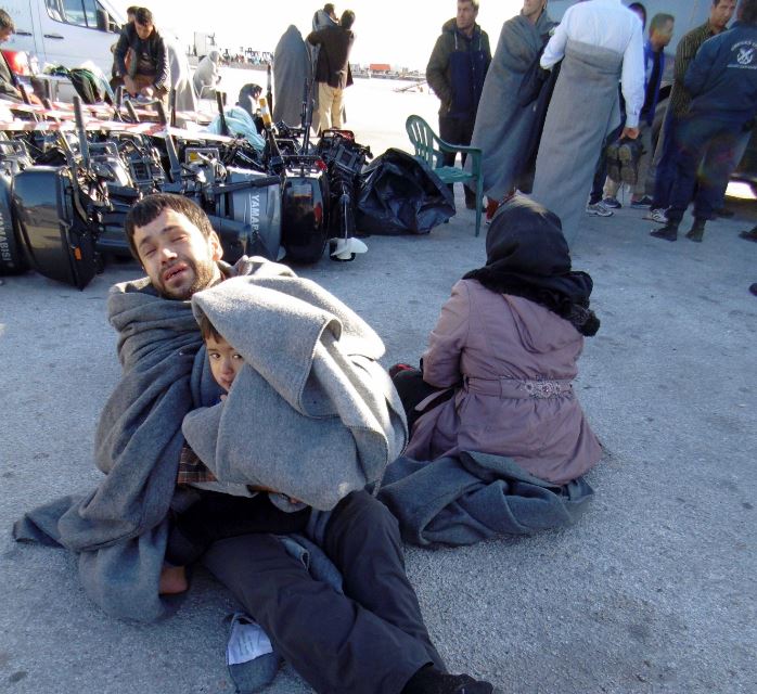 ΦΩΤΟ με τους διασωθέντες πρόσφυγες από το ναυάγιο στη Λέσβο