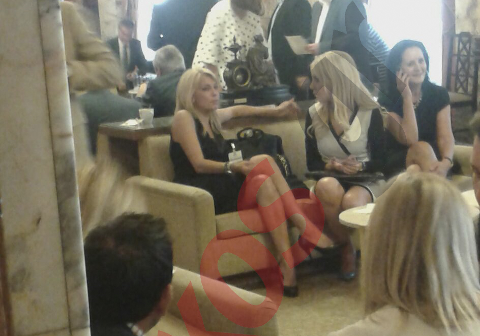 Συγκέντρωσαν τα βλέμματα στη Βουλή Καραμανλή και Αραμπατζή – ΦΩΤΟ