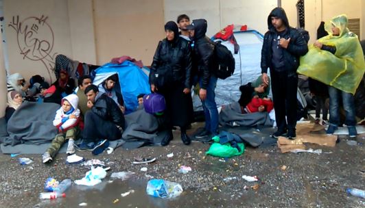 Δραματική κατάσταση στη Λέσβο – Χιλιάδες πρόσφυγες μέσα στη βροχή – ΦΩΤΟ
