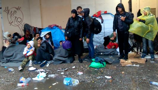 Δραματική κατάσταση στη Λέσβο – Χιλιάδες πρόσφυγες μέσα στη βροχή – ΦΩΤΟ