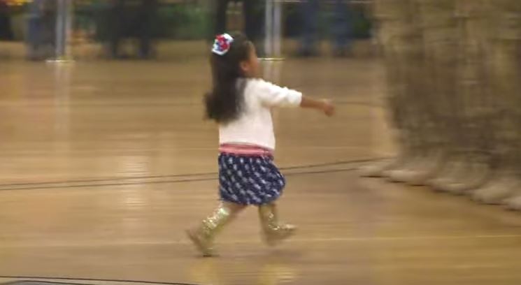 Η τρυφερή στιγμή που το νεαρό κορίτσι τρέχει στην αγκαλιά του πατέρα της – ΒΙΝΤΕΟ