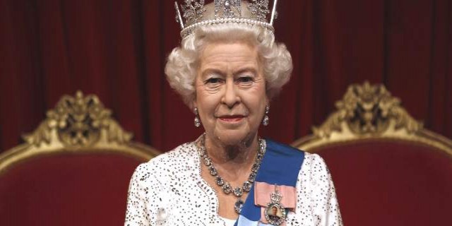 Η βασίλισσα Ελισάβετ άνοιξε στο κοινό την γκαρνταρόμπα της – ΦΩΤΟ