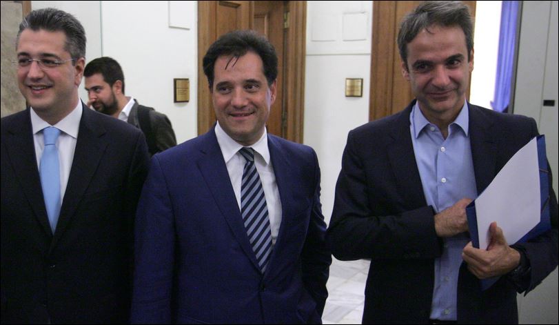 Χαμογελαστοί ποζάρουν στο φακό οι 3 “μονομάχοι” της ΝΔ – Ποιος έλειπε από τη… φωτογράφιση