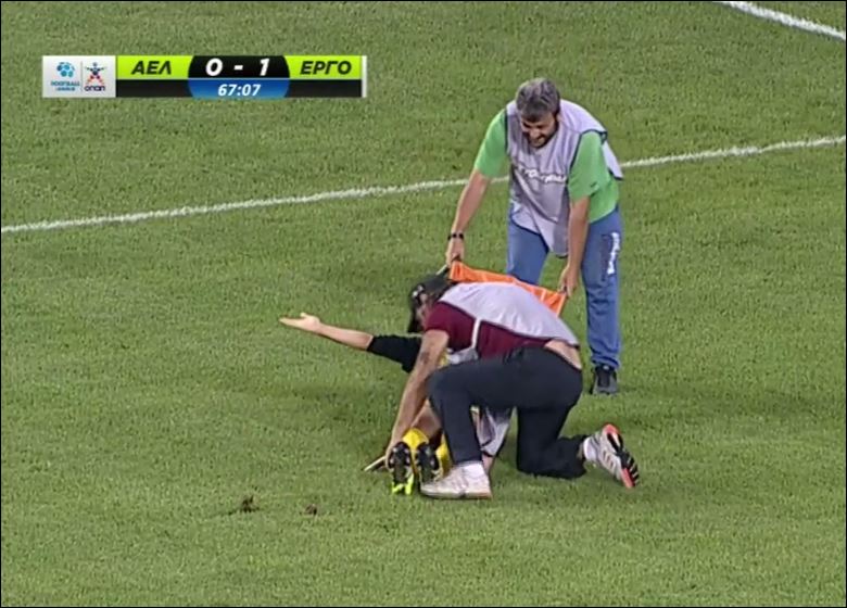 Ένας τραυματιοφορέας “πρωταγωνίστησε” στο Λάρισα – Εργοτέλης – ΒΙΝΤΕΟ