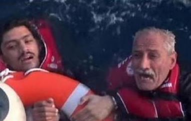 Συγκλονιστική ΦΩΤΟ – 70χρονος βούτηξε στη θάλασσα για να βοηθήσει τους πρόσφυγες
