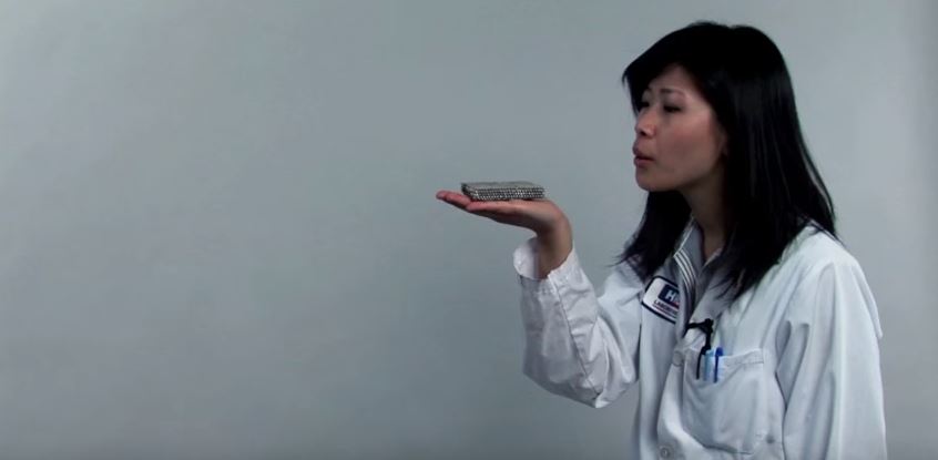 Το μέταλλο που είναι ελαφρύ σαν… πούπουλο – ΒΙΝΤΕΟ