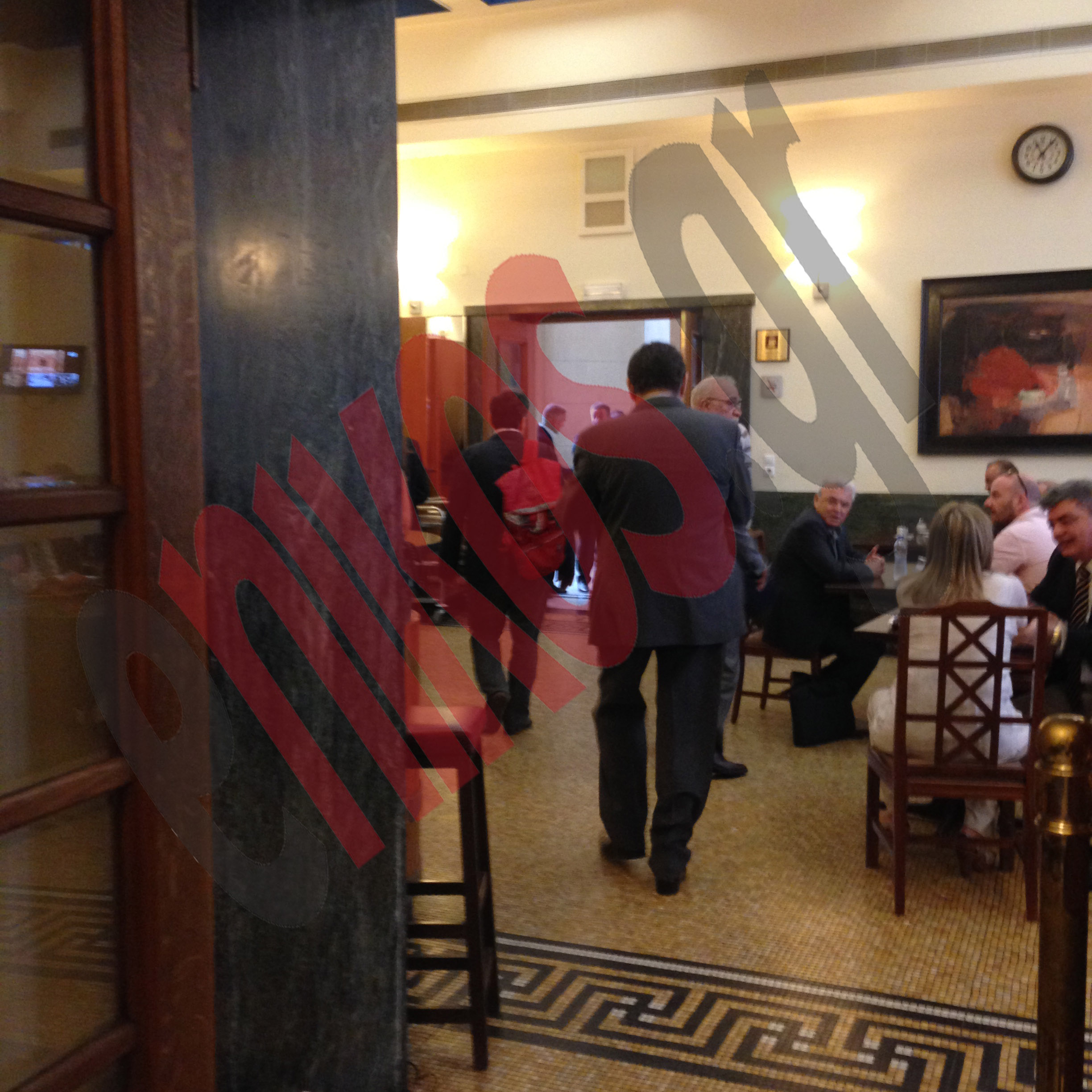 Με το… σακίδιό του ο Τσακαλώτος στη Βουλή – ΦΩΤΟ