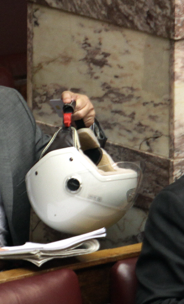 Ο βουλευτής με το … κράνος στη Βουλή – ΦΩΤΟ