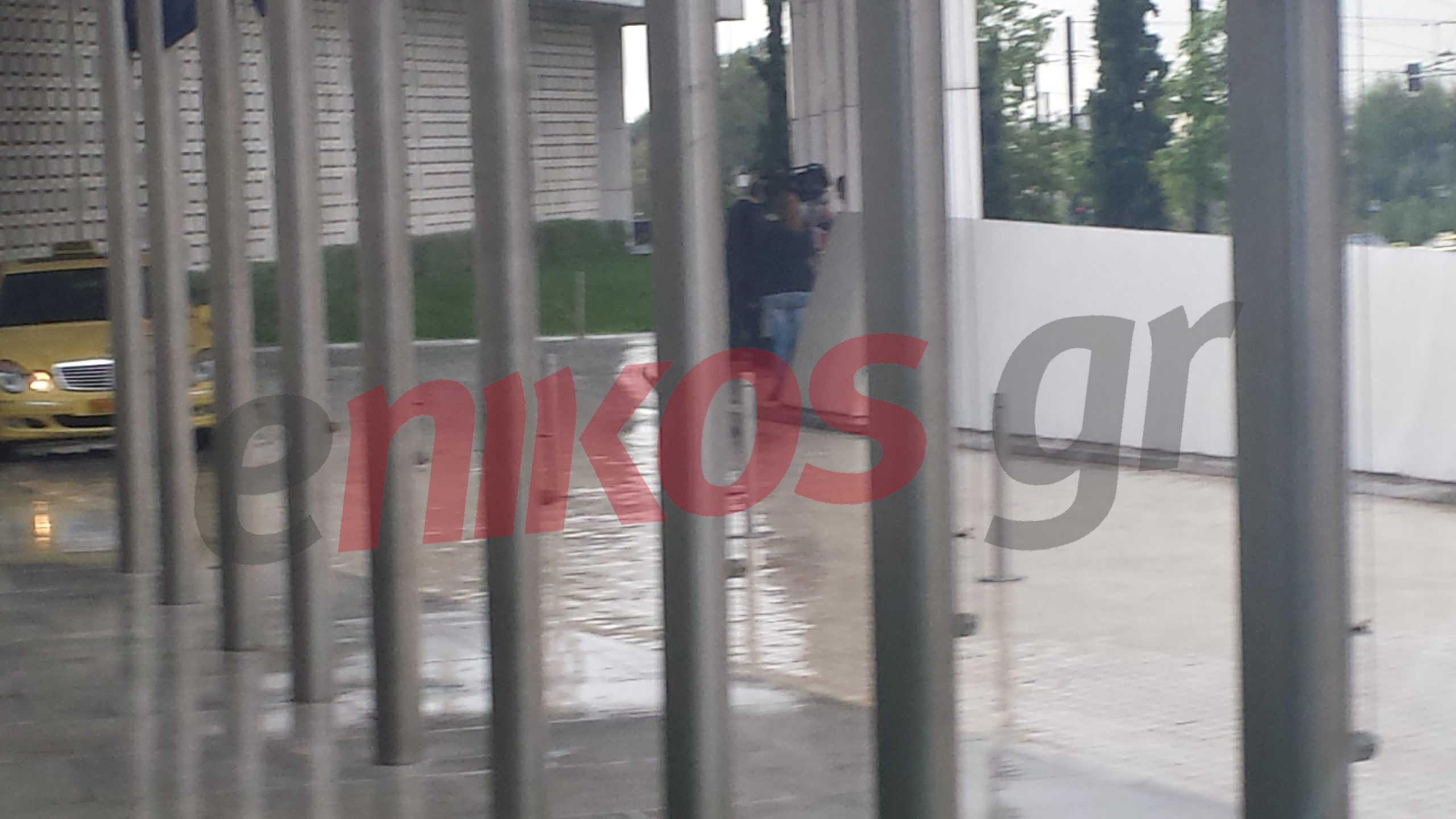 Η τρόικα «μέσα» και οι κάμερες «έξω» – ΦΩΤΟ