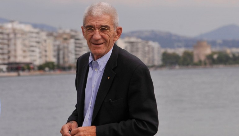 Με ριγέ γραβάτα και καφέ στο χέρι ο Μπουτάρης στην παρέλαση – ΦΩΤΟ