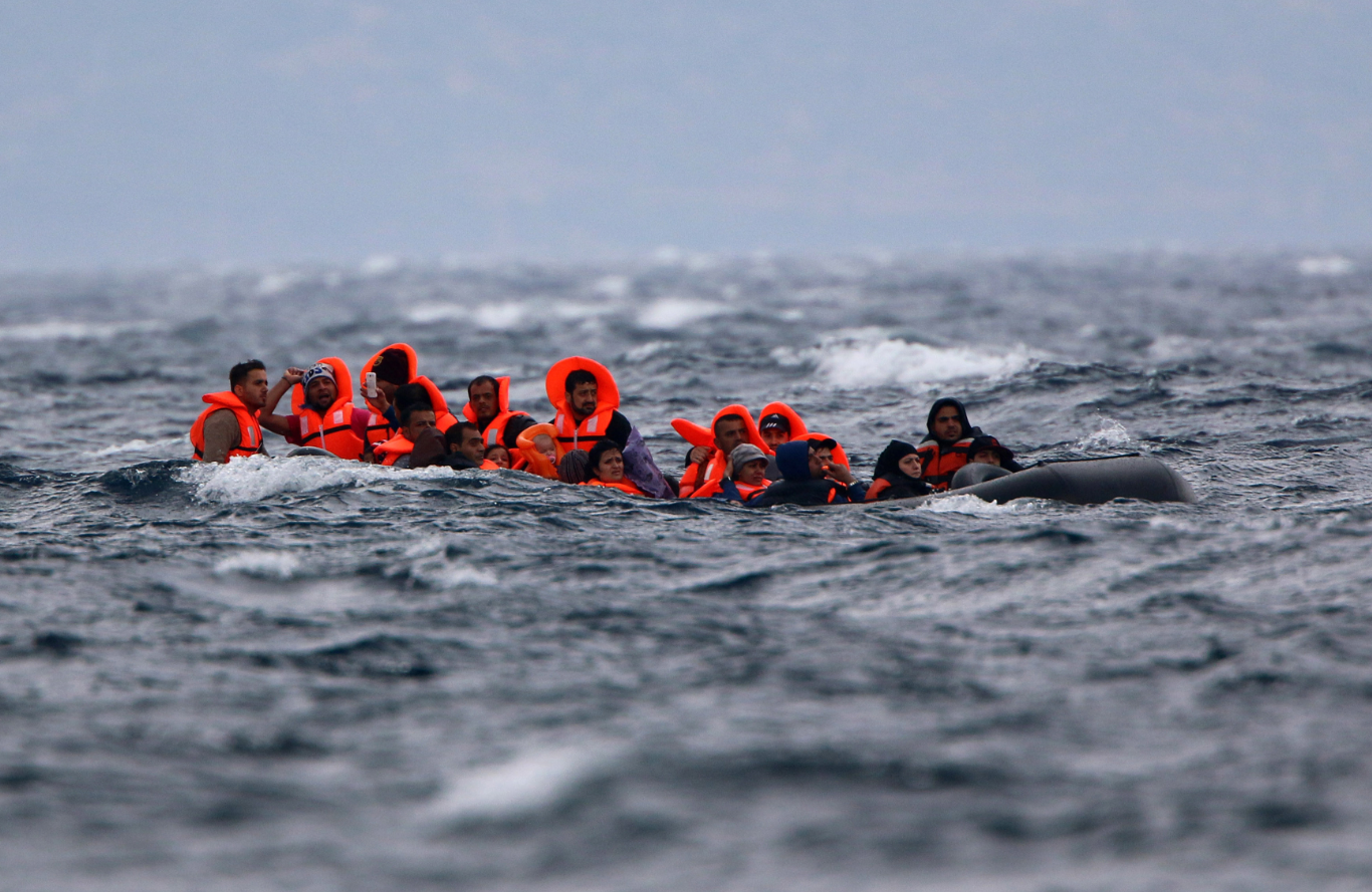 Νεαρή πρόσφυγας γέννησε δίπλα στη βάρκα που τη μετέφερε στην Ελλάδα