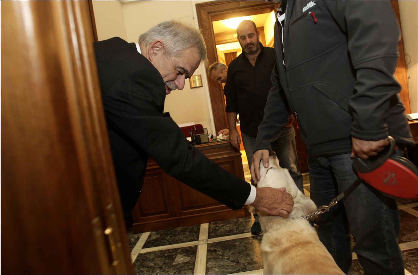 Ο φιλόζωος υπουργός – ΦΩΤΟ