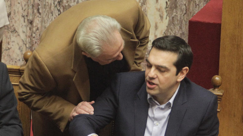 Ο θερμός χαιρετισμός του Τσίπρα με τον Φλαμπουράρη – ΦΩΤΟ