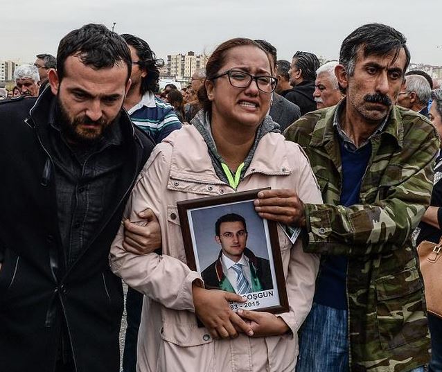 Θρήνος και οργή στις κηδείες των θυμάτων της επίθεσης στην Τουρκία – ΦΩΤΟ