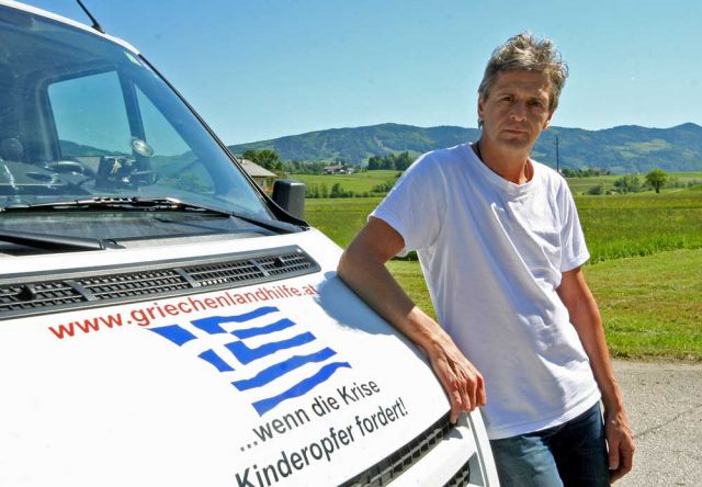 Tageszeitung: Η συγκινητική ιστορία του Αυστριακού που φέρνει φάρμακα στην Ελλάδα