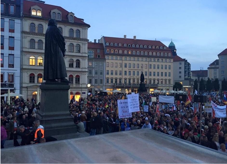 Διαδήλωση κατά των μεταναστών και της Μέρκελ – ΦΩΤΟ