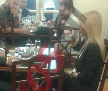 Με ποιον πίνει καφέ στη Βουλή η εντυπωσιακή Έλενα Ράπτη; – ΦΩΤΟ