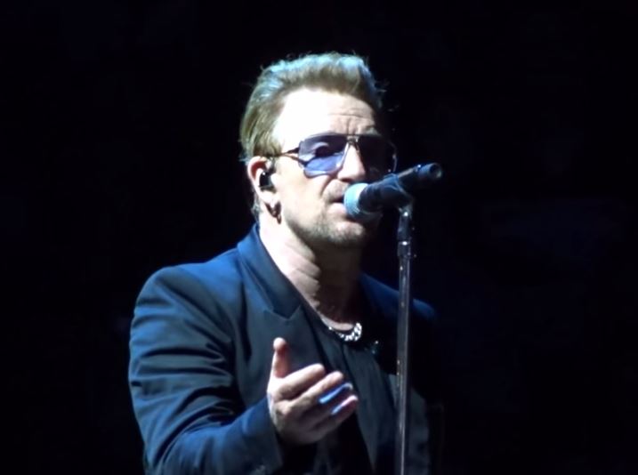 Για τους πρόσφυγες τραγούδησαν οι U2 στο Βερολίνο – ΒΙΝΤΕΟ