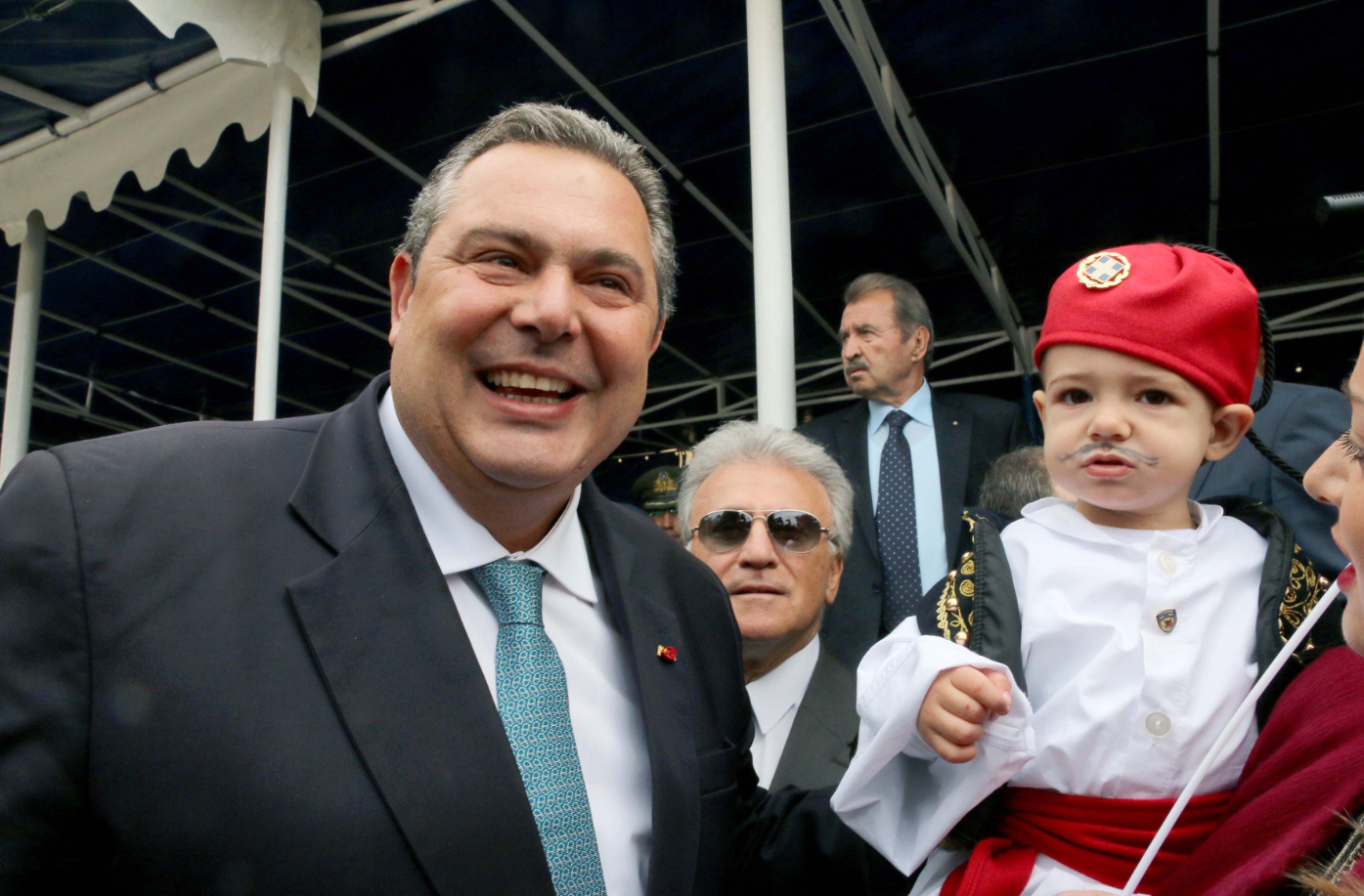 Ο Καμμένος και ο μικρός τσολιάς – ΦΩΤΟ