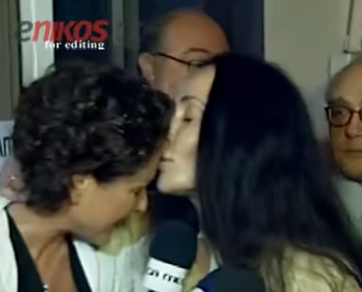 Το φιλί της Σταμάτη στη ρεπόρτερ – ΒΙΝΤΕΟ
