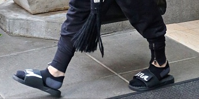 Νέα μόδα από την Μαντόνα οι παντόφλες με τις… κάλτσες – ΦΩΤΟ