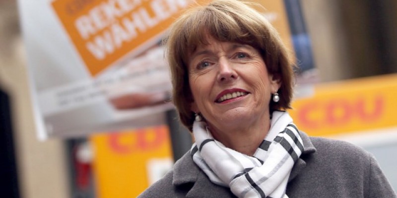 Εξελέγη δήμαρχος η υποψήφια που δέχθηκε επίθεση με μαχαίρι