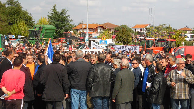 Συμβολικός αποκλεισμός της Εγνατίας από αγρότες και κτηνοτρόφους – ΒΙΝΤΕΟ