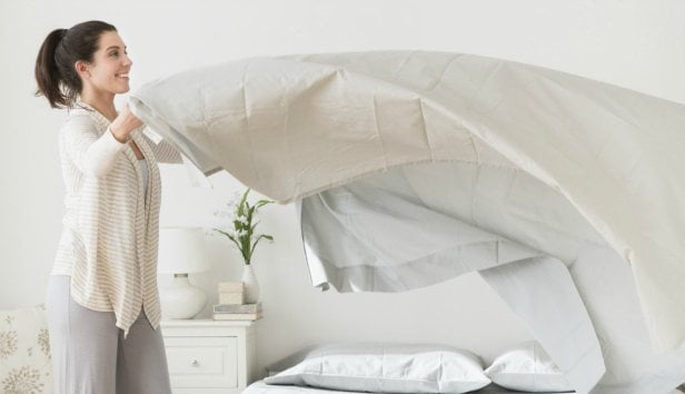 Τα μυστικά της τεμπελιάς: Στρώστε το κρεβάτι χωρίς καν να σηκωθείτε