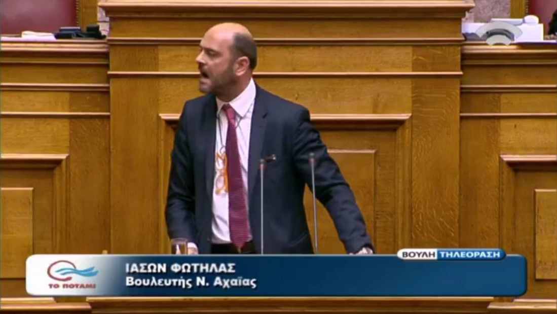 Ο βουλευτής που έκλεψε την παράσταση με τα πορτοκαλί γυαλιά του – ΦΩΤΟ