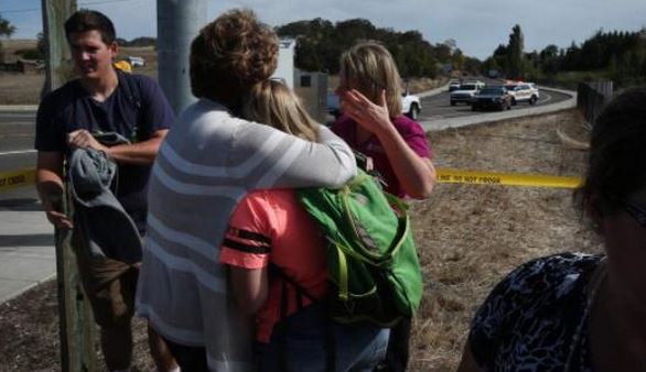 Οι συγγενείς αγκαλιάζουν τη φοιτήτρια που γλίτωσε – ΦΩΤΟ