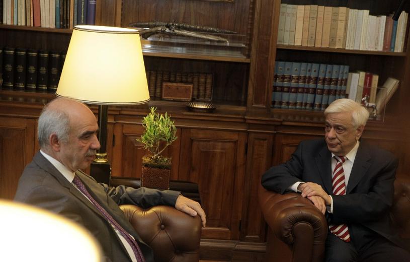 Η χειραψία Παυλόπουλου – Μεϊμαράκη – ΦΩΤΟ