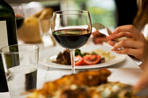 Ένα ποτήρι κρασί με το βραδινό βοηθά τους διαβητικούς