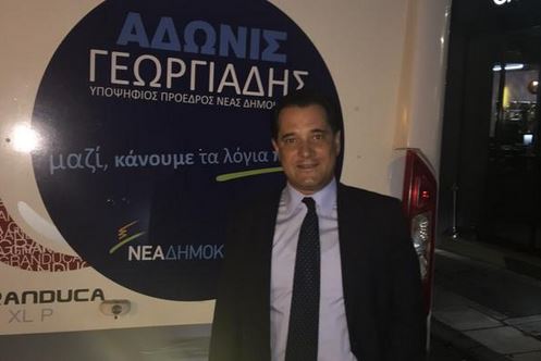 Η selfie του Άδωνι δίπλα στο προεκλογικό… λεωφορείο – ΦΩΤΟ