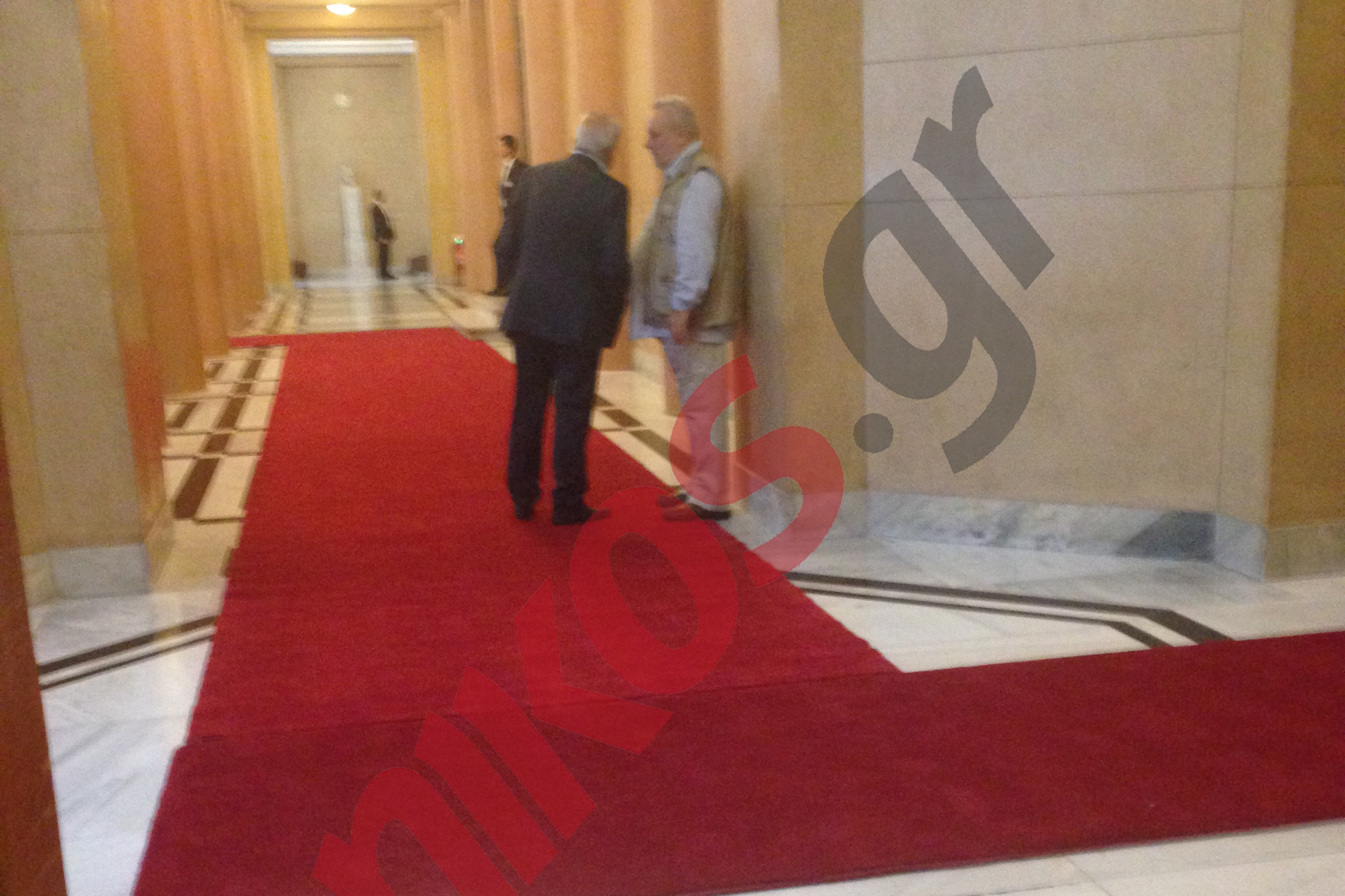 Φλαμπουράρης – Ψαριανός τα λένε στους διαδρόμους της Βουλής – ΦΩΤΟ