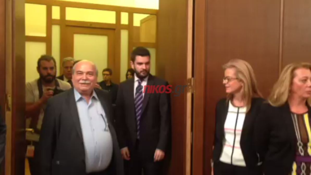 Όταν ο Βούτσης μπήκε στην αίθουσα για να “παραλάβει” από την Ζωή – ΒΙΝΤΕΟ